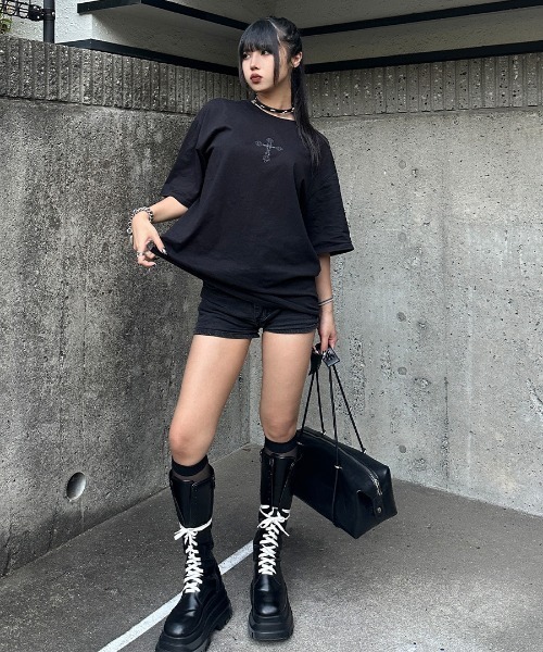 LVEU.(ラブユ.)の「【LVEU.】RENO×LVEU. ゴシックロゴプリントオーバーTシャツ / トップス カットソー Tシャツ オーバー プリント プリントT 半袖 ゴシック クロス バックプリント ロゴ ユニセックス ブラック ホワイト(Tシャツ/カットソー・レディース・ホワイト/ブラック・FREE)」の5枚目の写真