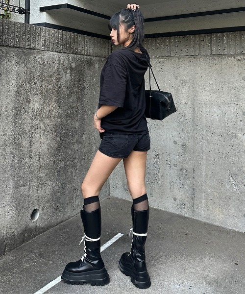 LVEU.(ラブユ.)の「【LVEU.】RENO×LVEU. ゴシックロゴプリントオーバーTシャツ / トップス カットソー Tシャツ オーバー プリント プリントT 半袖 ゴシック クロス バックプリント ロゴ ユニセックス ブラック ホワイト(Tシャツ/カットソー・レディース・ホワイト/ブラック・FREE)」の6枚目の写真
