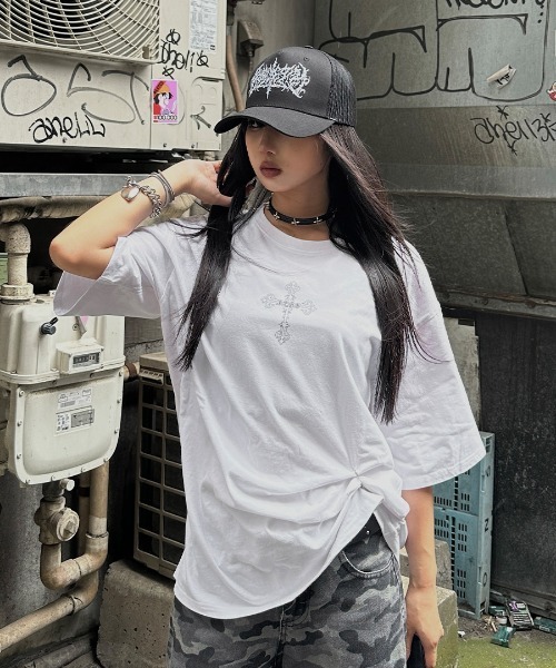 LVEU.(ラブユ.)の「【LVEU.】RENO×LVEU. ゴシックロゴプリントオーバーTシャツ / トップス カットソー Tシャツ オーバー プリント プリントT 半袖 ゴシック クロス バックプリント ロゴ ユニセックス ブラック ホワイト(Tシャツ/カットソー・レディース・ホワイト/ブラック・FREE)」の7枚目の写真