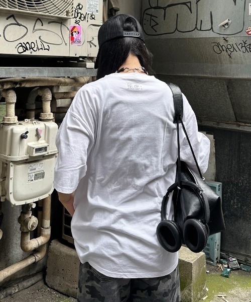 LVEU.(ラブユ.)の「【LVEU.】RENO×LVEU. ゴシックロゴプリントオーバーTシャツ / トップス カットソー Tシャツ オーバー プリント プリントT 半袖 ゴシック クロス バックプリント ロゴ ユニセックス ブラック ホワイト(Tシャツ/カットソー・レディース・ホワイト/ブラック・FREE)」の8枚目の写真