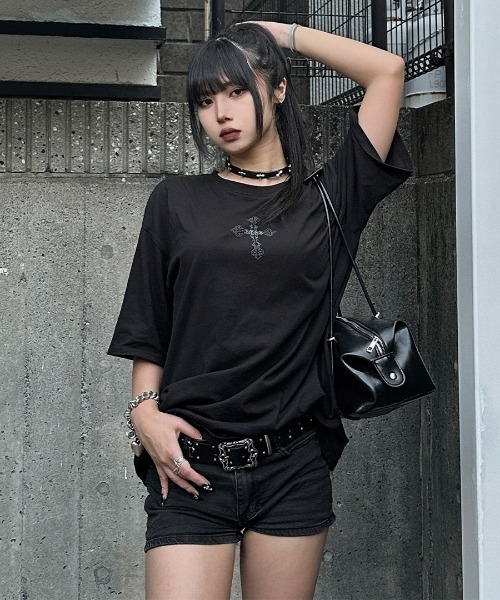 LVEU.(ラブユ.)の「【LVEU.】RENO×LVEU. ゴシックロゴプリントオーバーTシャツ / トップス カットソー Tシャツ オーバー プリント プリントT 半袖 ゴシック クロス バックプリント ロゴ ユニセックス ブラック ホワイト(Tシャツ/カットソー・レディース・ホワイト/ブラック・FREE)」の9枚目の写真
