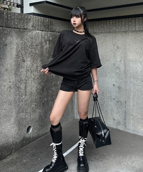 LVEU.(ラブユ.)の「【LVEU.】RENO×LVEU. ゴシックロゴプリントオーバーTシャツ / トップス カットソー Tシャツ オーバー プリント プリントT 半袖 ゴシック クロス バックプリント ロゴ ユニセックス ブラック ホワイト(Tシャツ/カットソー・レディース・ホワイト/ブラック・FREE)」の11枚目の写真