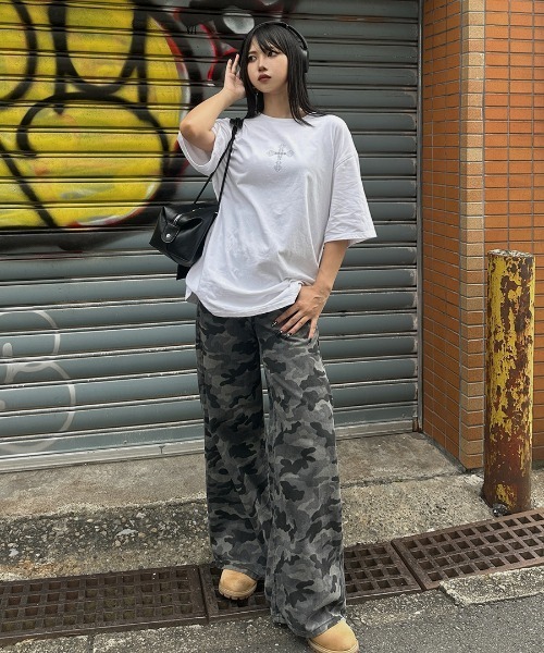 LVEU.(ラブユ.)の「【LVEU.】RENO×LVEU. ゴシックロゴプリントオーバーTシャツ / トップス カットソー Tシャツ オーバー プリント プリントT 半袖 ゴシック クロス バックプリント ロゴ ユニセックス ブラック ホワイト(Tシャツ/カットソー・レディース・ホワイト/ブラック・FREE)」の12枚目の写真