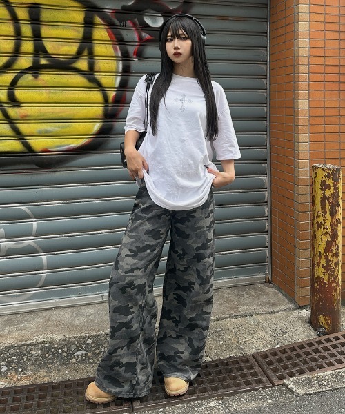 LVEU.(ラブユ.)の「【LVEU.】RENO×LVEU. ゴシックロゴプリントオーバーTシャツ / トップス カットソー Tシャツ オーバー プリント プリントT 半袖 ゴシック クロス バックプリント ロゴ ユニセックス ブラック ホワイト(Tシャツ/カットソー・レディース・ホワイト/ブラック・FREE)」の13枚目の写真