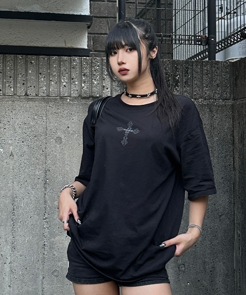 LVEU.(ラブユ.)の「【LVEU.】RENO×LVEU. ゴシックロゴプリントオーバーTシャツ / トップス カットソー Tシャツ オーバー プリント プリントT 半袖 ゴシック クロス バックプリント ロゴ ユニセックス ブラック ホワイト(Tシャツ/カットソー・レディース・ホワイト/ブラック・FREE)」の14枚目の写真