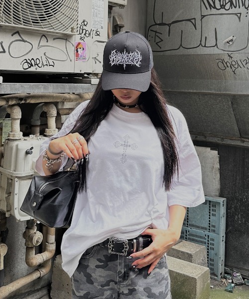 LVEU.(ラブユ.)の「【LVEU.】RENO×LVEU. ゴシックロゴプリントオーバーTシャツ / トップス カットソー Tシャツ オーバー プリント プリントT 半袖 ゴシック クロス バックプリント ロゴ ユニセックス ブラック ホワイト(Tシャツ/カットソー・レディース・ホワイト/ブラック・FREE)」の15枚目の写真