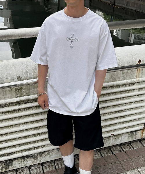 LVEU.(ラブユ.)の「【LVEU.】RENO×LVEU. ゴシックロゴプリントオーバーTシャツ / トップス カットソー Tシャツ オーバー プリント プリントT 半袖 ゴシック クロス バックプリント ロゴ ユニセックス ブラック ホワイト(Tシャツ/カットソー・レディース・ホワイト/ブラック・FREE)」の16枚目の写真