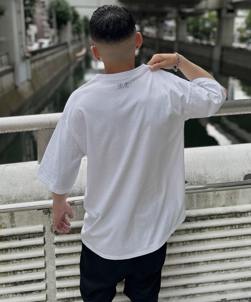 LVEU.(ラブユ.)の「【LVEU.】RENO×LVEU. ゴシックロゴプリントオーバーTシャツ / トップス カットソー Tシャツ オーバー プリント プリントT 半袖 ゴシック クロス バックプリント ロゴ ユニセックス ブラック ホワイト(Tシャツ/カットソー・レディース・ホワイト/ブラック・FREE)」の17枚目の写真