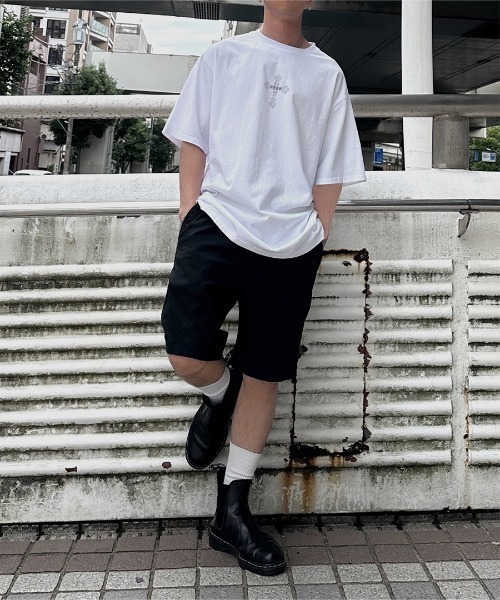 LVEU.(ラブユ.)の「【LVEU.】RENO×LVEU. ゴシックロゴプリントオーバーTシャツ / トップス カットソー Tシャツ オーバー プリント プリントT 半袖 ゴシック クロス バックプリント ロゴ ユニセックス ブラック ホワイト(Tシャツ/カットソー・レディース・ホワイト/ブラック・FREE)」の18枚目の写真