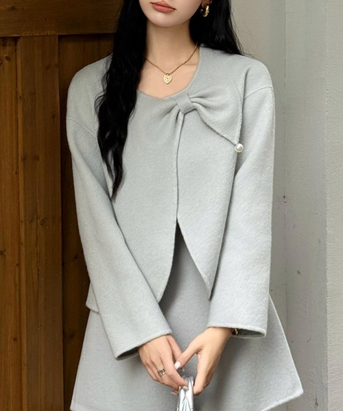 Jasmine Grandiflorum(ジャスミングランディフローラム)の「【Jasmine】リボンノーカラーリバーウールコート ショート丈 (AW)(ノーカラーコート・レディース・アイボリー/ブルー/ピンク・FREE)」の1枚目の写真