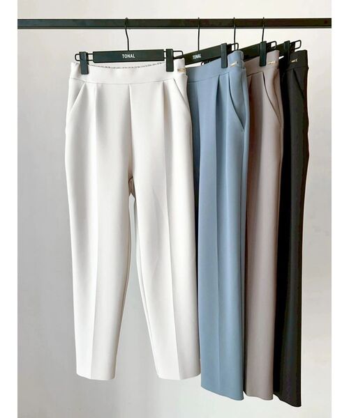 TONAL（トーナル）の「360°ストレッチスリムテーパードパンツ（その他パンツ・レディース・ライトグレー/モカ/チャコールグレー/ブルー・SMALL/MEDIUM/LARGE）」の2枚目の写真