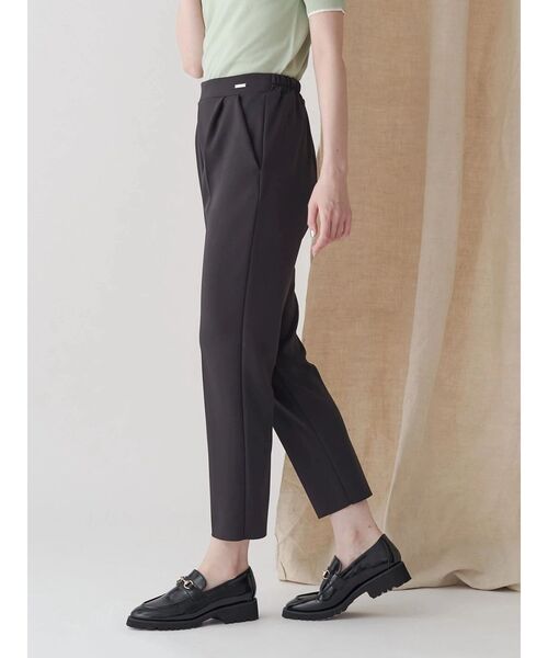 TONAL（トーナル）の「360°ストレッチスリムテーパードパンツ（その他パンツ・レディース・ライトグレー/モカ/チャコールグレー/ブルー・SMALL/MEDIUM/LARGE）」の6枚目の写真