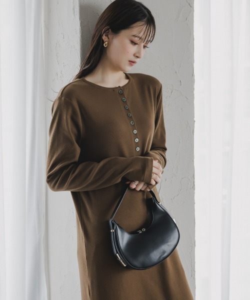 slattgir(スラットジール)の「高身長 ヘンリーネックカットリブマキシワンピース(トールサイズ)Essenave(ワンピース・レディース・カーキ/ブラック・TM/TL/TLL/T3L)」の1枚目の写真