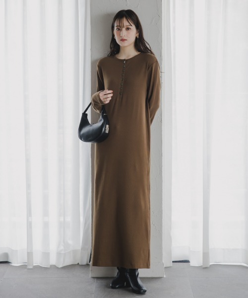 slattgir(スラットジール)の「高身長 ヘンリーネックカットリブマキシワンピース(トールサイズ)Essenave(ワンピース・レディース・カーキ/ブラック・TM/TL/TLL/T3L)」の3枚目の写真