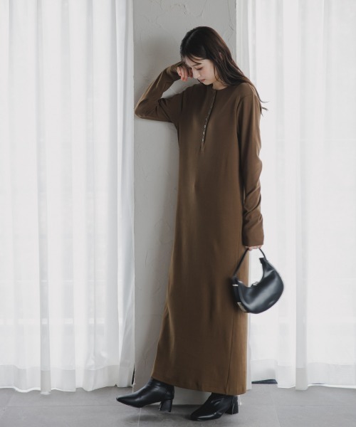 slattgir(スラットジール)の「高身長 ヘンリーネックカットリブマキシワンピース(トールサイズ)Essenave(ワンピース・レディース・カーキ/ブラック・TM/TL/TLL/T3L)」の4枚目の写真