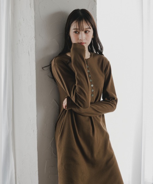 slattgir(スラットジール)の「高身長 ヘンリーネックカットリブマキシワンピース(トールサイズ)Essenave(ワンピース・レディース・カーキ/ブラック・TM/TL/TLL/T3L)」の6枚目の写真