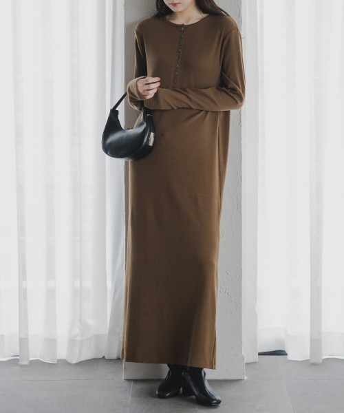 slattgir(スラットジール)の「高身長 ヘンリーネックカットリブマキシワンピース(トールサイズ)Essenave(ワンピース・レディース・カーキ/ブラック・TM/TL/TLL/T3L)」の7枚目の写真