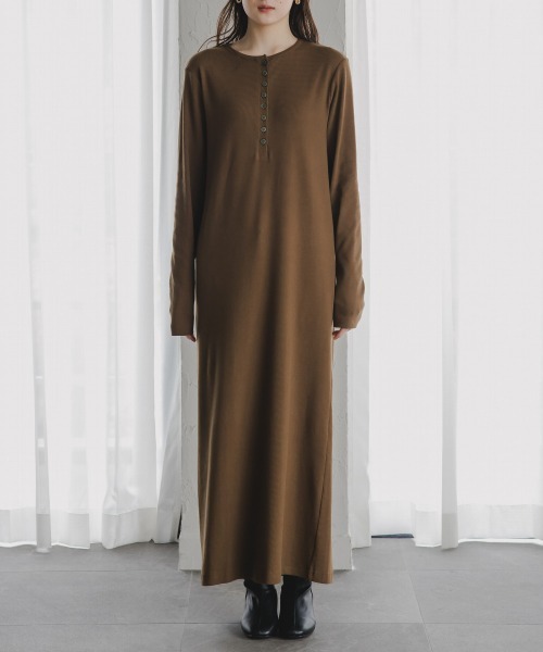 slattgir(スラットジール)の「高身長 ヘンリーネックカットリブマキシワンピース(トールサイズ)Essenave(ワンピース・レディース・カーキ/ブラック・TM/TL/TLL/T3L)」の17枚目の写真