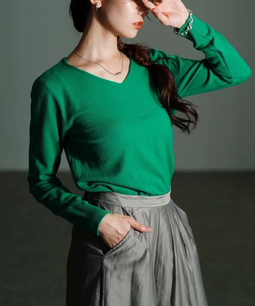 Sawa a la mode(サワアラモード)の「Vネックニットトップス(ニット/セーター・レディース・ブラック/ブルー/マスタード/ブラウン/グリーン/ピンク/レッド・FREE)」の4枚目の写真