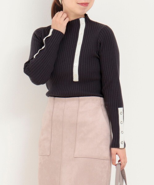 MICO COULIER(ミコクリエ)の「フロントボタン配色ラメプルオーバーニット(ニット/セーター・レディース・オフホワイト/ブルー/レッド/チャコールグレー・38)」の1枚目の写真