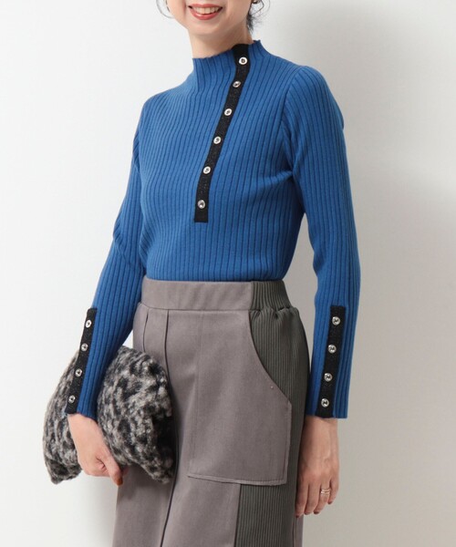 MICO COULIER(ミコクリエ)の「フロントボタン配色ラメプルオーバーニット(ニット/セーター・レディース・オフホワイト/ブルー/レッド/チャコールグレー・38)」の3枚目の写真