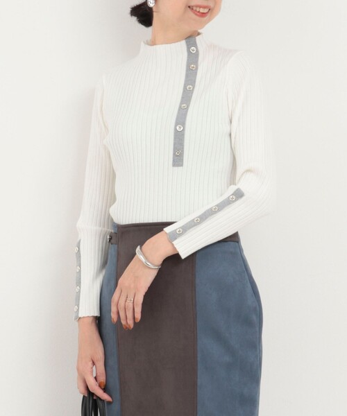 MICO COULIER(ミコクリエ)の「フロントボタン配色ラメプルオーバーニット(ニット/セーター・レディース・オフホワイト/ブルー/レッド/チャコールグレー・38)」の15枚目の写真