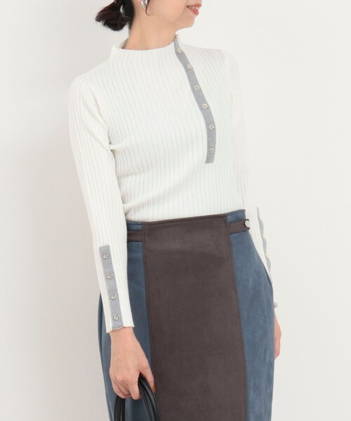 MICO COULIER(ミコクリエ)の「フロントボタン配色ラメプルオーバーニット(ニット/セーター・レディース・オフホワイト/ブルー/レッド/チャコールグレー・38)」の13枚目の写真