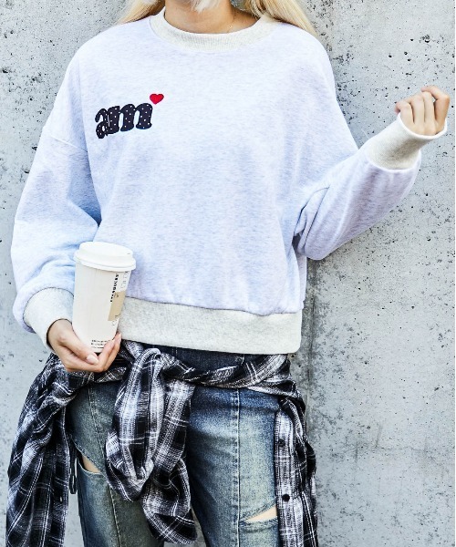 GORGE（ゴージ）の「《ロゴ×ハート刺繍》レディース 裏毛スウェット 短丈プルオーバー カジュアル 春秋冬（スウェット・レディース・オートミール/ブラック/オフホワイト・F）」の3枚目の写真