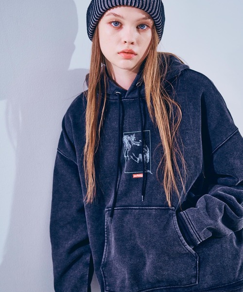 RNA(アールエヌエー)の「M2576 WICKEDウォッシュアウトフーディー(パーカー・レディース・スミクロ/ホワイト/パープル・MEDIUM)」の3枚目の写真