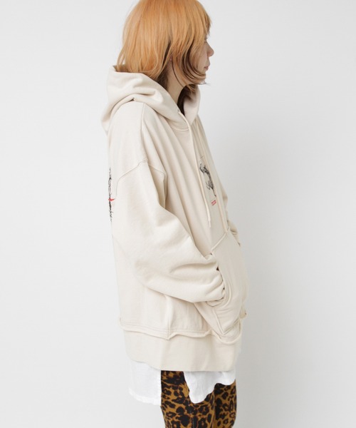 RNA(アールエヌエー)の「M2576 WICKEDウォッシュアウトフーディー(パーカー・レディース・スミクロ/ホワイト/パープル・MEDIUM)」の5枚目の写真