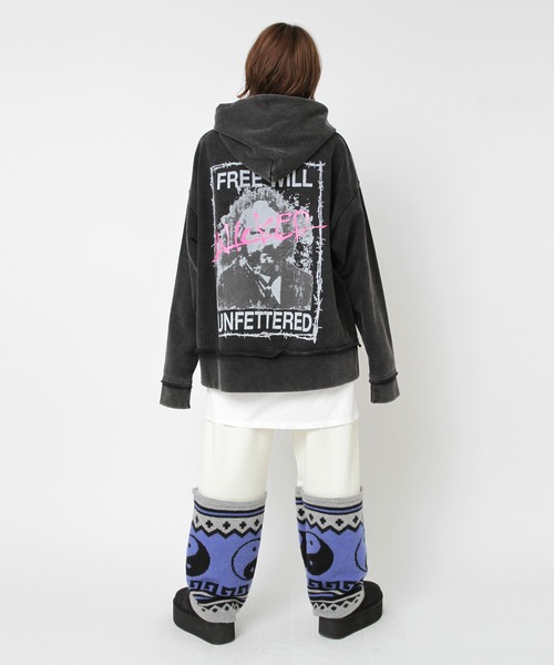 RNA(アールエヌエー)の「M2576 WICKEDウォッシュアウトフーディー(パーカー・レディース・スミクロ/ホワイト/パープル・MEDIUM)」の22枚目の写真