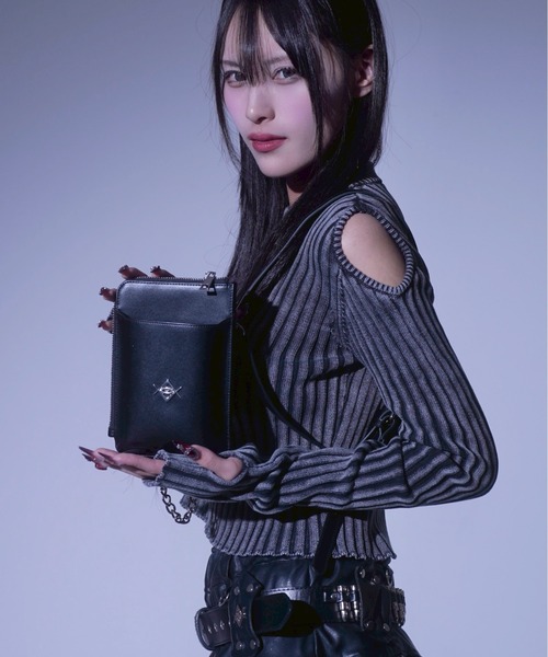 REFLEM(レフレム)の「『REFLEM/レフレム』ロゴチャーム付きウォレットポーチ(ショルダーバッグ・レディース・シルバー/ブラック・FREE)」の4枚目の写真