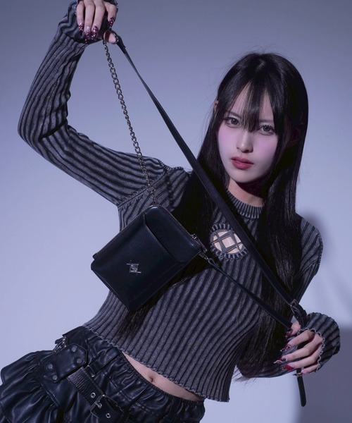 REFLEM(レフレム)の「『REFLEM/レフレム』ロゴチャーム付きウォレットポーチ(ショルダーバッグ・レディース・シルバー/ブラック・FREE)」の3枚目の写真