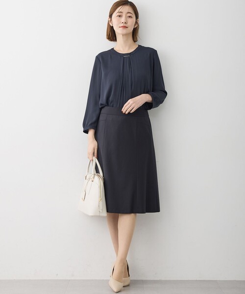 23区(ニジュウサンク)の「シルキーデシン バーアクセント ブラウス(シャツ/ブラウス・レディース・ホワイト系/ネイビー系・40/38)」の6枚目の写真