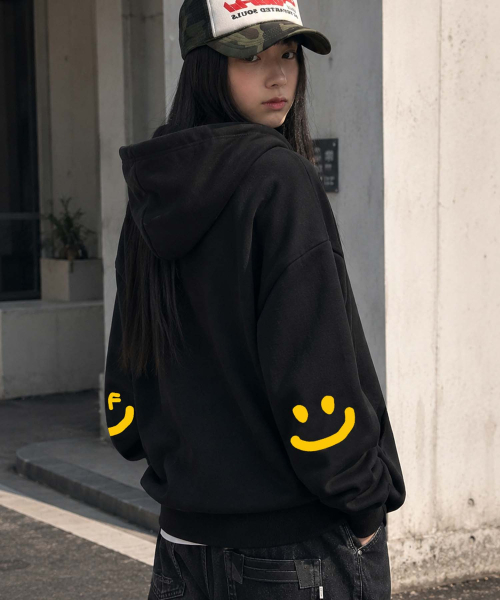 GRAVER（グレーバー）の「[UNISEX]エルボスマイル描画ホワイトクリップフードティー_ブラック（パーカー・レディース・イエロー・SMALL/MEDIUM/LARGE）」の2枚目の写真