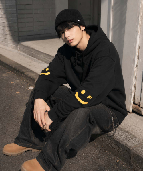 GRAVER（グレーバー）の「[UNISEX]エルボスマイル描画ホワイトクリップフードティー_ブラック（パーカー・レディース・イエロー・SMALL/MEDIUM/LARGE）」の4枚目の写真