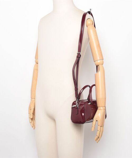 Guess（ゲス）の「ARNELA Mini Satchel ミニボストンバッグ  （ショルダーバッグ・レディース・ベージュ/ブラック/バーガンディー・ONE SIZE）」の4枚目の写真