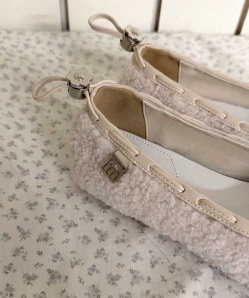 hiamu(ヒアム)の「ボアファーフラワーストッパーポイントフラットシューズ/2025 AW NEW COLLECTION(バレエシューズ・レディース・ブラウン/グレー/アイボリー/ブラック・23.0cm/23.5cm/24.0cm/24.5cm/25.0cm)」の12枚目の写真