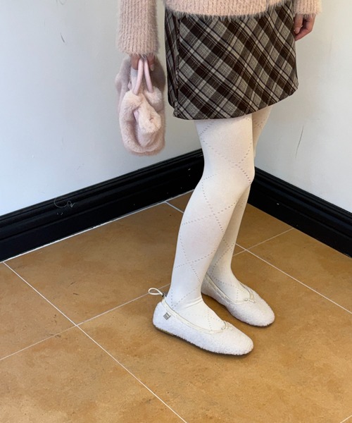 hiamu(ヒアム)の「ボアファーフラワーストッパーポイントフラットシューズ/2025 AW NEW COLLECTION(バレエシューズ・レディース・ブラウン/グレー/アイボリー/ブラック・23.0cm/23.5cm/24.0cm/24.5cm/25.0cm)」の14枚目の写真