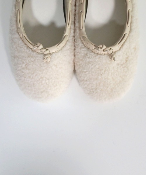 hiamu(ヒアム)の「ボアファーフラワーストッパーポイントフラットシューズ/2025 AW NEW COLLECTION(バレエシューズ・レディース・ブラウン/グレー/アイボリー/ブラック・23.0cm/23.5cm/24.0cm/24.5cm/25.0cm)」の6枚目の写真