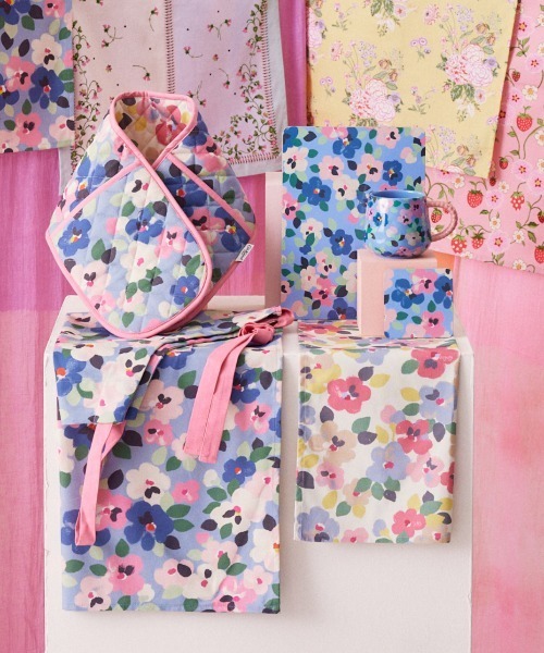 Cath Kidston(キャスキッドソン)の「Billie マグカップ ツイステッドハンドル Painted Pansies(グラス/マグカップ/タンブラー・レディース・ブルー・FREE)」の2枚目の写真