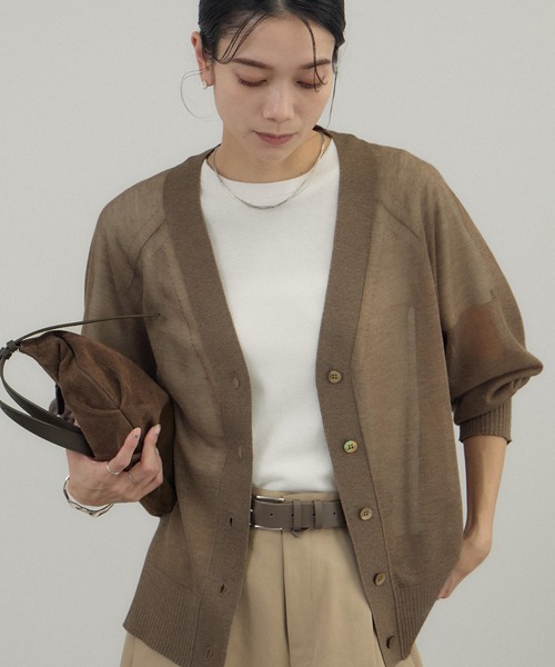 SALON adam et rope'（サロン アダム エ ロペ）の「ブライトラメVネックシアーカーディガン / UV対策・冷房対策（カーディガン/ボレロ・レディース・グレー/ブラウン系その他2/ブラック・FREE）」の3枚目の写真
