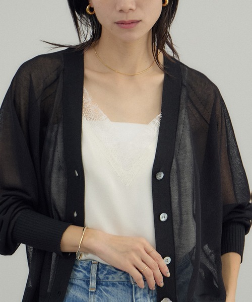 SALON adam et rope'（サロン アダム エ ロペ）の「ブライトラメVネックシアーカーディガン / UV対策・冷房対策（カーディガン/ボレロ・レディース・グレー/ブラウン系その他2/ブラック・FREE）」の2枚目の写真