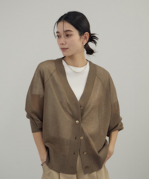 SALON adam et rope'（サロン アダム エ ロペ）の「ブライトラメVネックシアーカーディガン / UV対策・冷房対策（カーディガン/ボレロ・レディース・グレー/ブラウン系その他2/ブラック・FREE）」の5枚目の写真