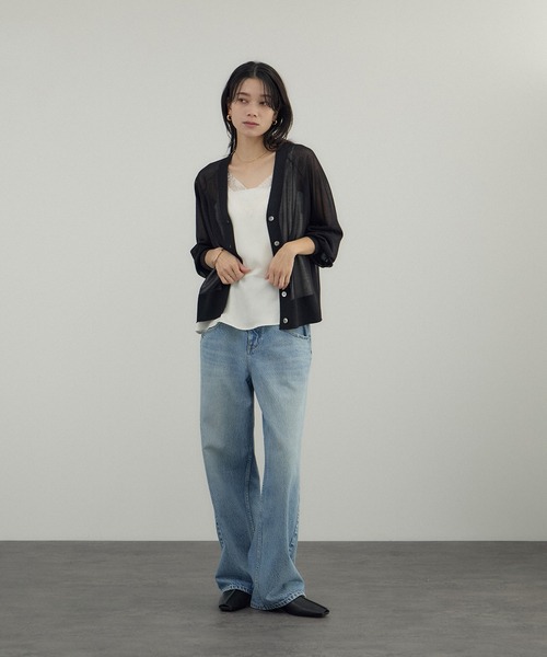 SALON adam et rope'（サロン アダム エ ロペ）の「ブライトラメVネックシアーカーディガン / UV対策・冷房対策（カーディガン/ボレロ・レディース・グレー/ブラウン系その他2/ブラック・FREE）」の6枚目の写真