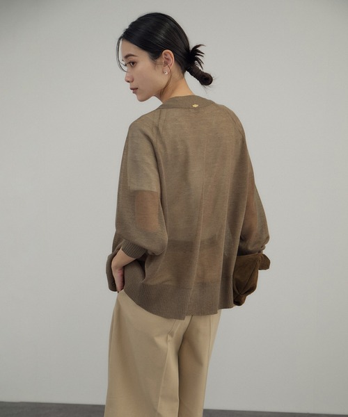 SALON adam et rope'（サロン アダム エ ロペ）の「ブライトラメVネックシアーカーディガン / UV対策・冷房対策（カーディガン/ボレロ・レディース・グレー/ブラウン系その他2/ブラック・FREE）」の17枚目の写真