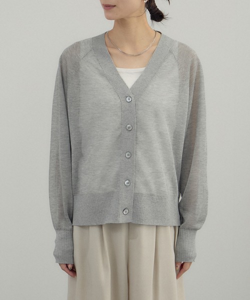 SALON adam et rope'（サロン アダム エ ロペ）の「ブライトラメVネックシアーカーディガン / UV対策・冷房対策（カーディガン/ボレロ・レディース・グレー/ブラウン系その他2/ブラック・FREE）」の20枚目の写真