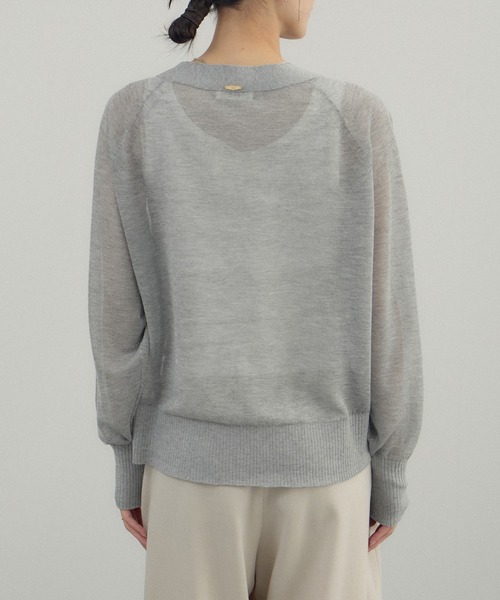 SALON adam et rope'（サロン アダム エ ロペ）の「ブライトラメVネックシアーカーディガン / UV対策・冷房対策（カーディガン/ボレロ・レディース・グレー/ブラウン系その他2/ブラック・FREE）」の22枚目の写真