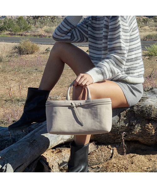 FOLNUA（フォルニュア）の「SIERRA BAG - SUEDE [3COLOR]（トートバッグ・レディース・ベージュ/ダークブラウン/キャメル・FREE）」の2枚目の写真