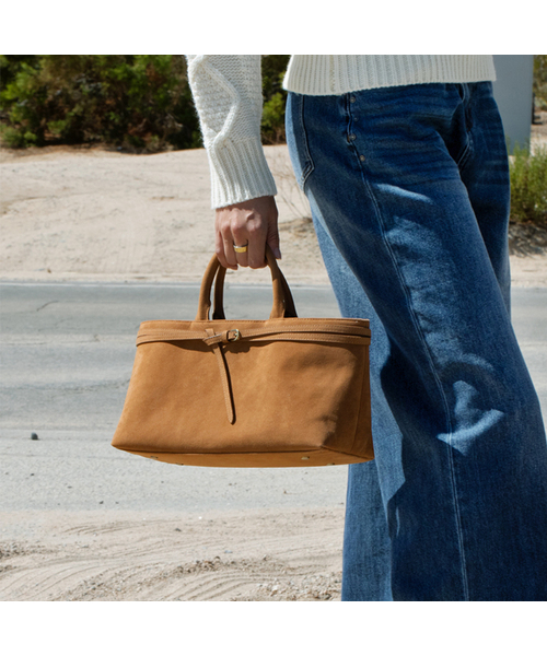 FOLNUA（フォルニュア）の「SIERRA BAG - SUEDE [3COLOR]（トートバッグ・レディース・ベージュ/ダークブラウン/キャメル・FREE）」の3枚目の写真